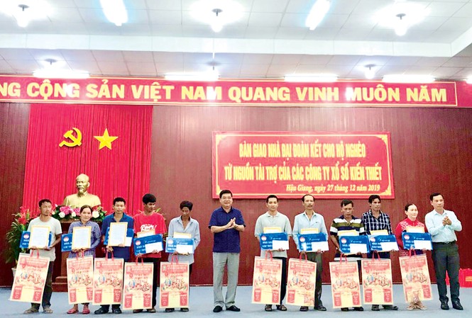 Công ty TNHH một thành viên xổ số kiến thiết Bến Tre Ông Nguyễn Khắc Vũ - Chủ tịch kiêm Giám đốc Công ty (giữa) hỗ trợ 400 triệu đồng xây dựng 10 căn nhà tình thương cho bà con có hoàn cảnh khó khăn