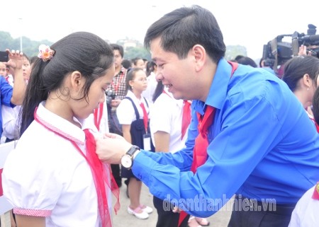 Đại hội cháu ngoan Bác Hồ diễn ra vào cuối tháng 7 Anh Nguyễn Long Hải, nguyên Bí thư T.Ư Đoàn, nguyên Chủ tịch Hội đồng Đội T.Ư gắn Huy hiệu cháu ngoan Bác Hồ toàn quốc cho đại biểu dự Đại hội lần thứ VIII