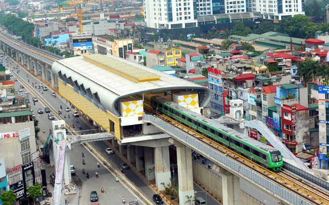 Hà Nội đề xuất xây 2 tuyến đường sắt 100.000 tỷ đồng Đoàn tàu tuyến đường sắt Cát Linh - Hà Đông chạy thử qua đường Nguyễn Trãi. Ảnh: KTĐT