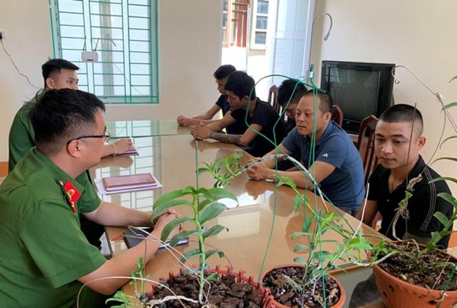 Biến tướng đa cấp, rửa tiền từ mua bán lan Cảnh sát làm việc với nhóm lừa bán hoa lan tại Hòa Bình. Ảnh: Công an tỉnh Hòa Bình