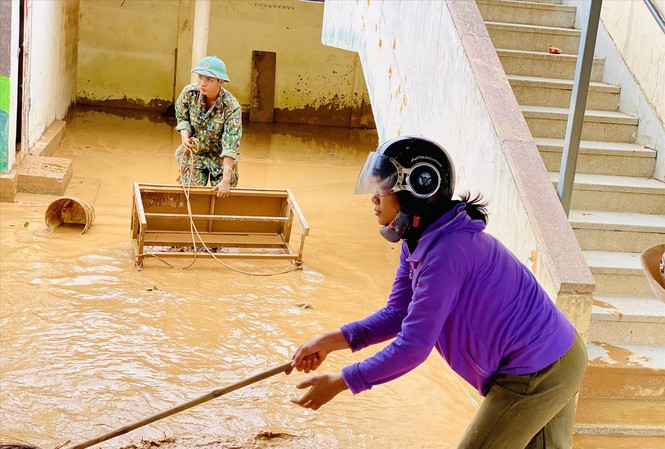 Học bù nếu học sinh miền Trung nghỉ quá dài Các trường ở miền Trung chưa kịp dọn dẹp sau lũ lại phải hứng chịu cơn bão số 9