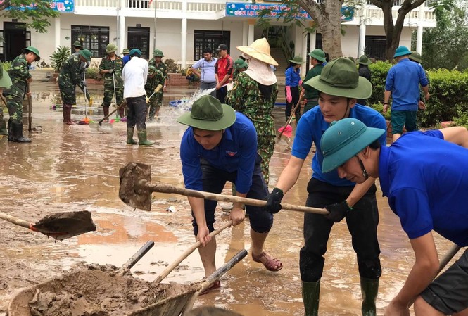 'Trực chiến' 24/24 giờ cứu dân ĐVTN hỗ trợ người dân Quảng Bình khắc phục hậu quả lũ lụt