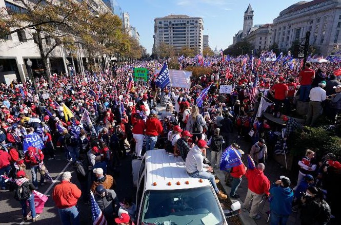 Rối loạn ở Washington vì người ủng hộ ông Trump Người biểu tình ủng hộ ông Trump trước trụ sở Quốc hội Mỹ ngày 12/12. Ảnh: AP
