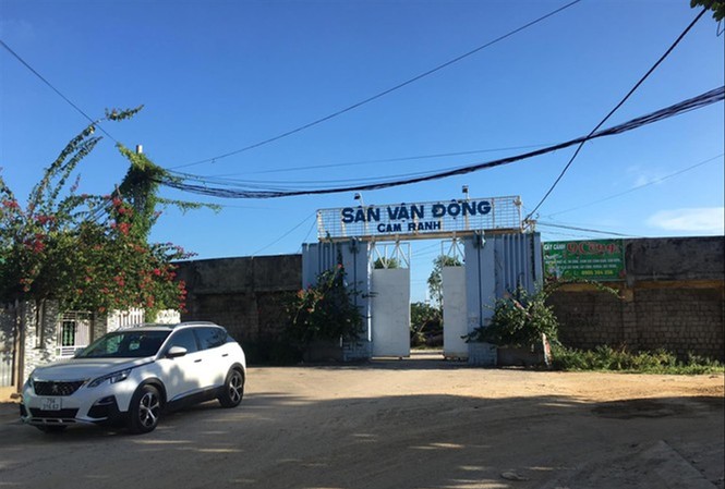 Chỉ đạo kiểm tra vụ cho thuê giá rẻ 'đất vàng' SVÐ Cam Ranh Khoảng 18.000 m2 “đất vàng” sân vận động Cam Ranh
chỉ được cho thuê hơn 3,5 triệu đồng/tháng. Ảnh Lữ Hồ