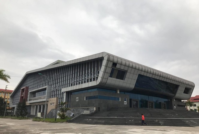 Nhà hát, sân vận động trăm tỷ “đắp chiếu” Nhà hát huyện Đan Phượng cửa đóng then cài “đắp chiếu” nhiều năm nay. Ảnh: Trường Phong