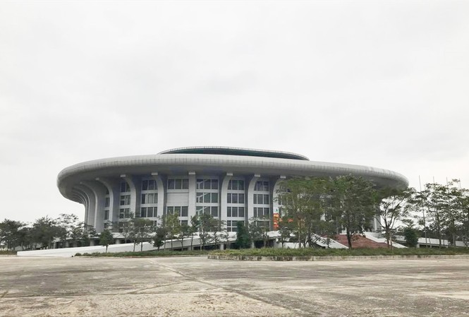 Nhà thi đấu nghìn tỷ im ắng, dê tung tăng đi dạo Toàn cảnh Nhà thi đấu thể dục thể thao tỉnh Hà Nam. Ảnh: Trường Phong