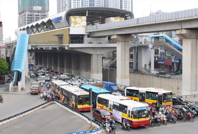 50 tuyến buýt trung chuyển khách đi tàu Cát Linh - Hà Đông Khi tàu Cát Linh - Hà Đông hoạt động, số lượng xe buýt sẽ giảm 30-45%.Ảnh: Anh Trọng