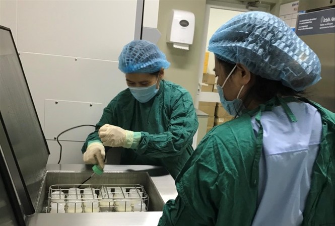 Ấm áp ngân hàng sữa mẹ Sữa trước khi đưa vào lưu trữ tại Ngân hàng sữa mẹ được thanh trùng, xử lý kỹ càng để đảm bảo chất lượng cho các em bé sơ sinh sử dụng