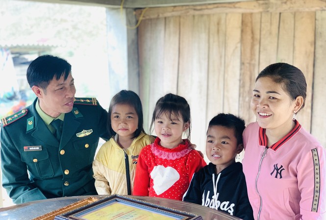 Nữ thủ lĩnh người Chứt dưới đỉnh Ka Đay Trung tá Nguyễn Văn Thiên - cán bộ Biên phòng Bản Giàng cùng nữ trưởng bản Hồ Kiên là người có đóng góp lớn trong việc thay đổi những hủ tục của người Chứt