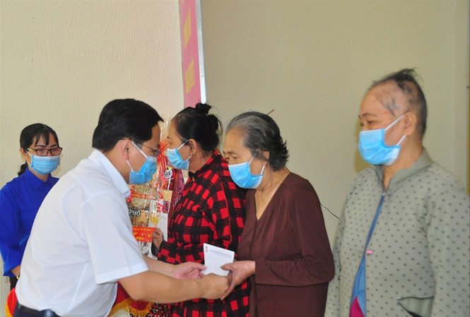 T.Ư Đoàn trao gần 1 tỷ đồng cho người dân đón Tết Anh Nguyễn Anh Tuấn, Bí thư thứ nhất T.Ư Đoàn tặng quà cho người dân tại huyện Cao Lãnh (Đồng Tháp)