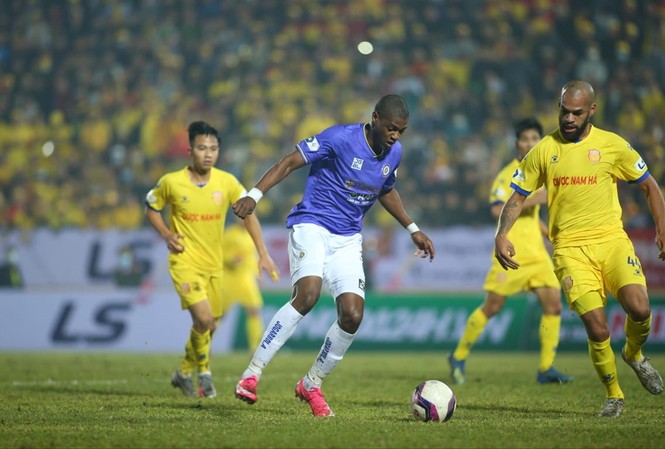 LS V-League 2021: Nam Định tạo cú sốc đầu tiên Chiến thắng của Nam Định trước Á quân CLB Hà Nội báo hiệu một mùa giải gay cấn của LS V-League 2021. Ảnh: Anh Tú