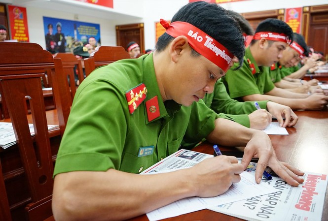 Chủ nhật Đỏ ở Tây Nguyên: Công an thêm gần dân Cán bộ, chiến sĩ Công an tỉnh Đắk Lắk làm thủ tục hiến máu