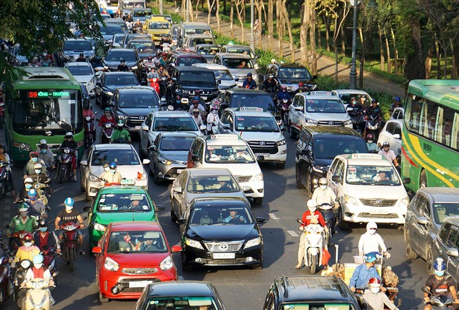 Sân bay Tân Sơn Nhất: Trong thông, ngoài vẫn tắc Ùn tắc trên đường Phạm Văn Đồng dẫn vào sân bay Tân Sơn Nhất