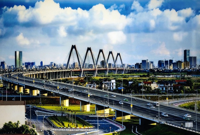 Chuẩn bị thêm loạt cầu vượt sông Hồng: Hiện thực hóa thành phố 2 bên sông? Cầu Nhật Tân được xây dựng đưa vào sử dụng đã mở rộng đô thị về phía Tây, tạo ra diện mạo mới cho phát triển kinh tế - xã hội Hà Nội. Ảnh: Hoàng Mạnh Thắng