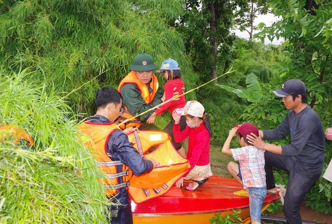 Dầm mưa, vượt lũ đưa dân ra khỏi vùng ngập lụt Chiến sĩ Đoàn Kinh tế - Quốc phòng 737 dùng ca nô đưa trẻ em ra khỏi vùng ngập lụt.