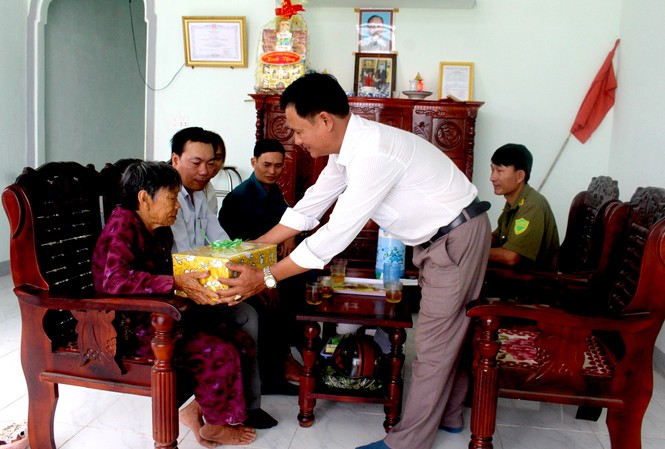 Bí thư Tỉnh ủy Đắk Lắk đề nghị Ủy Ban Mặt trận tỉnh 'làm vài vụ phản biện' Tặng quà cho Mẹ Việt Nam Anh hùng.