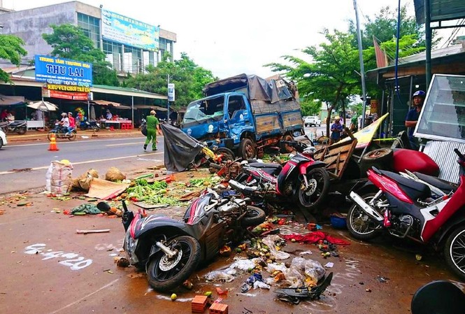 Kiểm tra toàn quốc lấn chiếm hành lang ATGT sau vụ tai nạn Đắk Nông Hiện trường vụ tai nạn thảm khốc