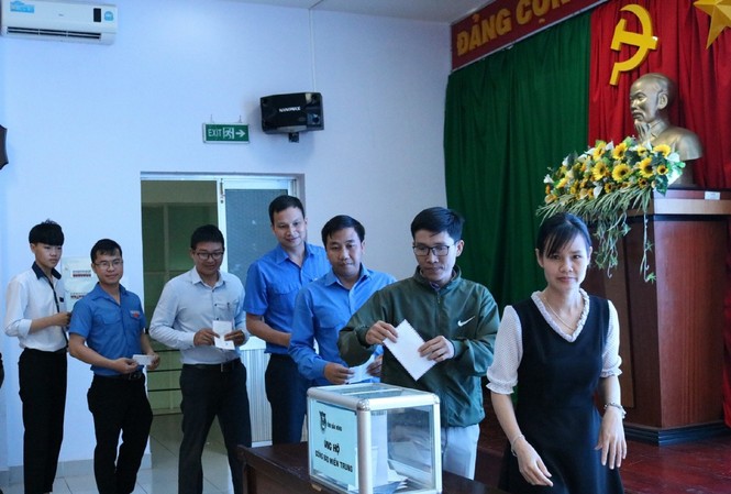 Tuổi trẻ Tây Nguyên: Đến từng nhà gom hàng, thức đêm làm món ăn cho người dân vùng lũ Tuổi trẻ Đắk Nông quyên góp ủng hộ người dân miền Trung. Ảnh: Tỉnh đoàn Đắk Nông