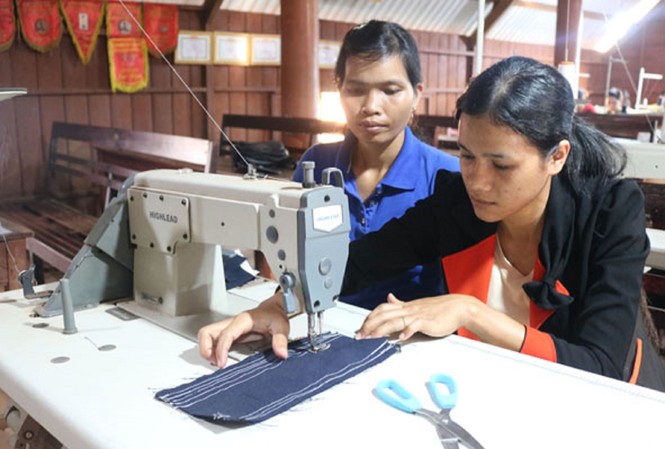 Đắk Lắk chấn chỉnh đào tạo nghề sau loạt sai phạm bị phanh phui Phụ nữ Êđê học nghề may
