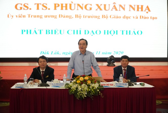 Bộ trưởng Phùng Xuân Nhạ: Thưởng xứng đáng giáo viên tiên phong soạn, dạy giáo án điện tử Bộ trưởng Phùng Xuân Nhạ phát biểu tại hội thảo