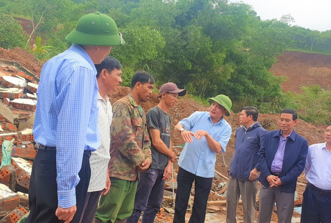 Bí thư Đắk Lắk: Có thể cưỡng chế đưa dân ra khỏi vùng sạt lở Bí thư Cường (đội mũ xanh, bên phải) thăm hỏi các hộ dân bị sập nhà