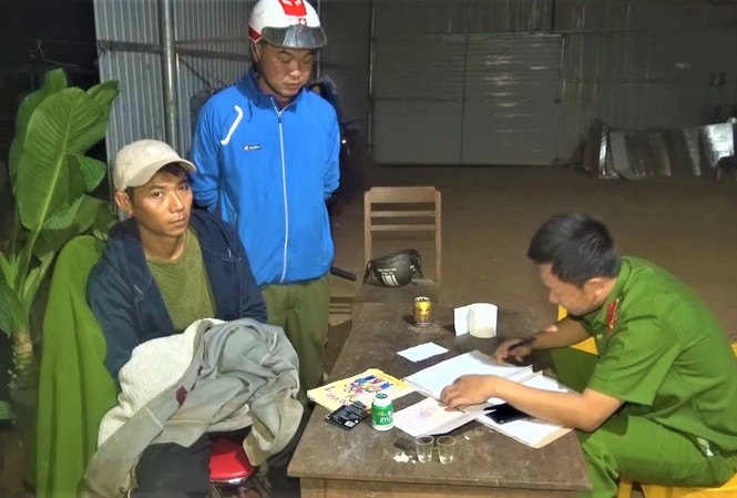 Tạm giữ hình sự đối tượng trồng hơn 1.000 cây cần sa Đối tượng Bảo, làm việc với công an