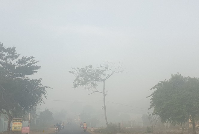 Sương mù dày đặc, người dân Đắk Lắk bật đèn 'dò dẫm' giữa ban ngày Sương mù dày đặc khiến tầm nhìn của người đi đường bị hạn chế