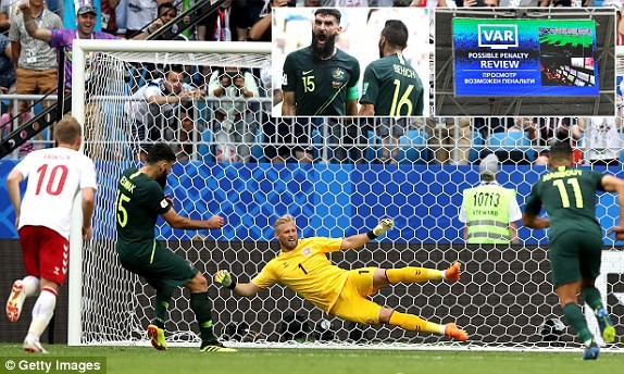 Australia giành điểm đầu tiên ở World Cup 2018 nhờ VAR Bàn thắng của Mile Jedinak trên chấm 11m sau khi trọng tài sử dụng công nghệ VAR.