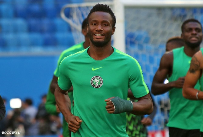 Thủ quân Nigeria 'bó bột' vào sân để quyết chiến với Argentina Obi Mikel sẽ ra sân với cổ tay trái bó bột.