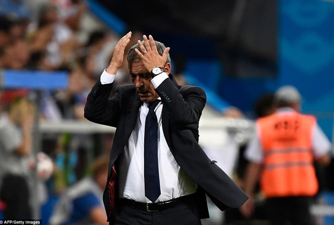 'Uruguay đá thế, Bồ Đào Nha bị loại là đúng'! HLV Fernando Santos ôm đầu bất lực trước Uruguay
