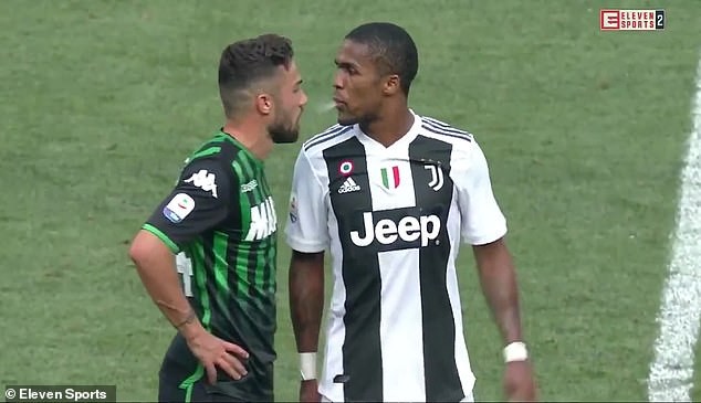 Sao Juventus gây sốc vì hành vi cực phản cảm với đối thủ Douglas Costa đã nhổ nước bọt thẳng vào Federico Di Francesco