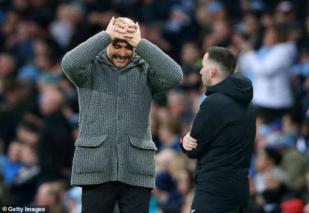 Man City thắng Watford, Pep Guardiola phát biểu gây sốc HLV Pep Guardiola xin lỗi vì bàn thắng việt vị của Sterling.
