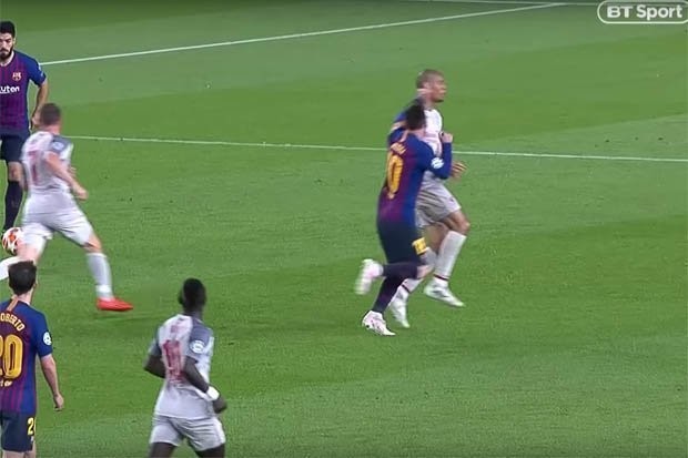 Hàng nghìn CĐV Liverpool ký tên đòi UEFA treo giò Messi Hình ảnh cho thấy Messi đã dùng tay đấm Fabinho