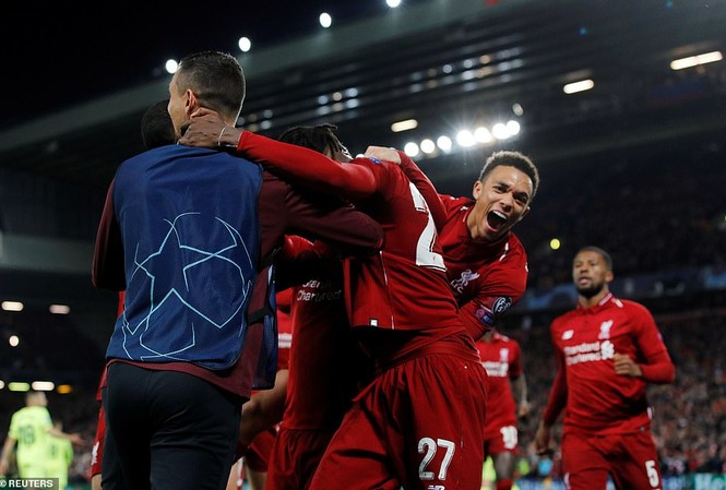 Sao 20 tuổi của Liverpool biến hàng thủ Barca thành những gã khờ Origi ăn mừng cùng Alexander-Arnold