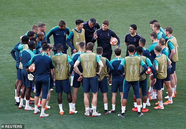 HLV Tottenham ‘đau đớn’ vì phải loại ngôi sao ở chung kết Champions League HLV Mauricio Pochettino và các cầu thủ Tottenham trước chung kết Champions League.