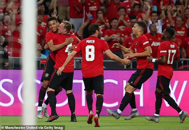 ‘Thần đồng’ tỏa sáng, M.U đánh bại Inter Milan ở ICC 2019 Mason Greenwood ăn mừng cùng đồng đội.