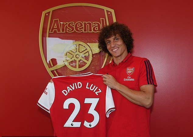 Năm vụ gây sốc ở ngày cuối kỳ chuyển nhượng Ngoại hạng Anh David Luiz bất ngờ chuyển đến Arsenal.