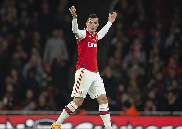Arsenal mất điểm, đội trưởng Granit Xhaka hành xử xấu chưa từng thấy Granit Xhaka khiêu khích người hâm mộ Arsenal.
