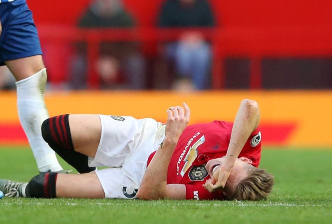 M.U trả giá đắt sau chiến thắng trước Brighton Scott McTominay đau đớn sau trận đấu với Brighton.