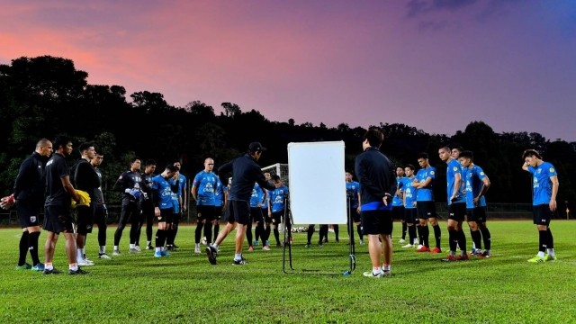 Quyết giữ bí mật chiến thuật, Thái Lan thuê sân tập kín ở Hà Nội Buổi tập của Thái Lan bị chụp trộm ở Malaysia.