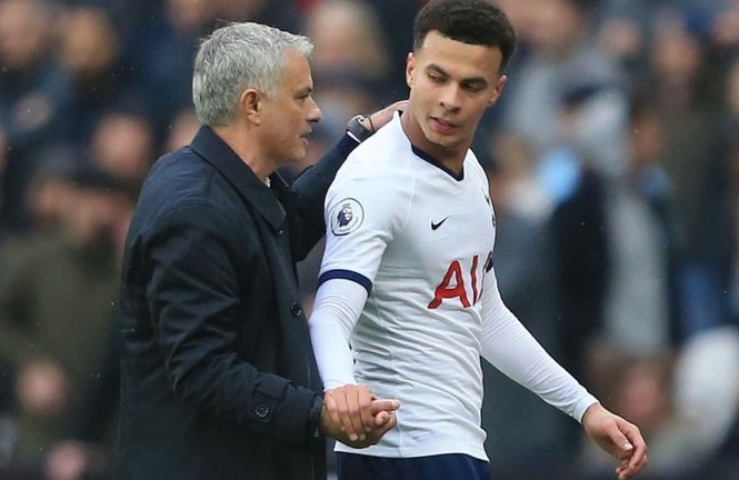 HLV Mourinho nói gì sau màn ra mắt nghẹt thở với Tottenham? HLV Mourinho và tiền vệ Dele Alli