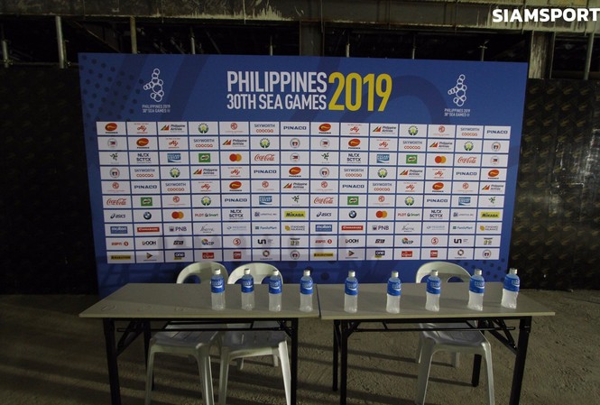 Sốc với phòng họp báo như... nhà kho ở SEA Games 30 Phòng họp báo ở sân Rizal Memorial. Ảnh: Siam Sport.