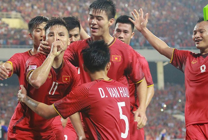 Tuyển Việt Nam thăng hạng FIFA, bỏ xa tuyển Thái Lan Tuyển Việt Nam thăng hạng FIFA, bỏ xa tuyển Thái Lan