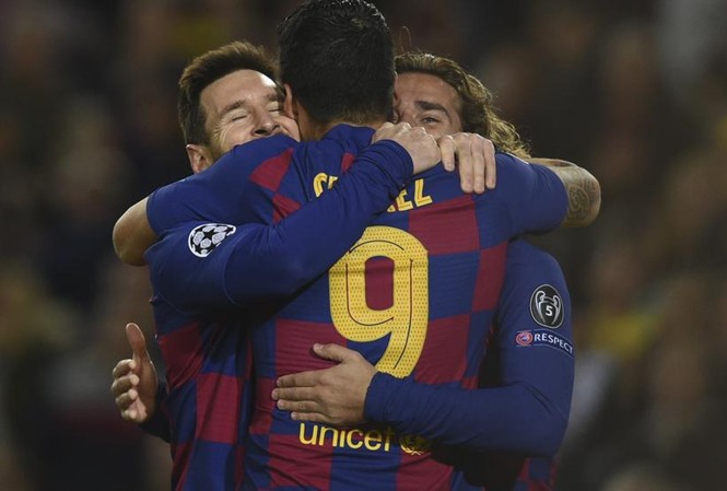 Messi vượt mặt Ronaldo, độc chiếm kỷ lục khủng ở Champions League Lionel Messi tỏa sáng cùng Suarez và Griezmann.