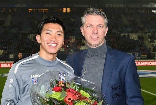 SC Heerenveen thua cay đắng sau lễ vinh danh Đoàn Văn Hậu Giám đốc SC Heerenveen tặng hoa cho Văn Hậu.