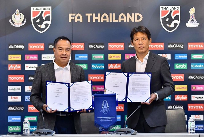 HLV Akira Nishino nói thẳng điểm yếu của bóng đá Thái Lan HLV Akira Nishino rạng rỡ ký hợp đồng mới với LĐBĐ Thái Lan.
