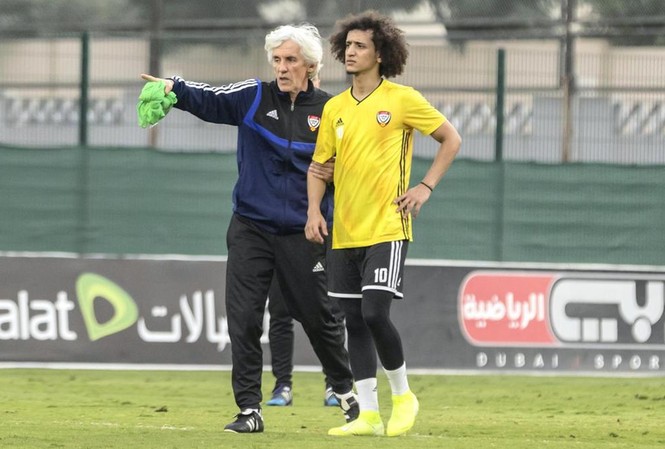 Chưa kịp ra mắt, HLV tuyển UAE đã bị sa thải HLV Ivan Jovanovic hướng dẫn ngôi sao UAE, Omar Abdulrahman trong một buổi tập.