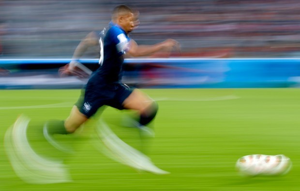 Cầu thủ chạy nhanh nhất thế giới: Vinh danh Kylian Mbappe Kylian Mbappe trong một pha bứt tốc