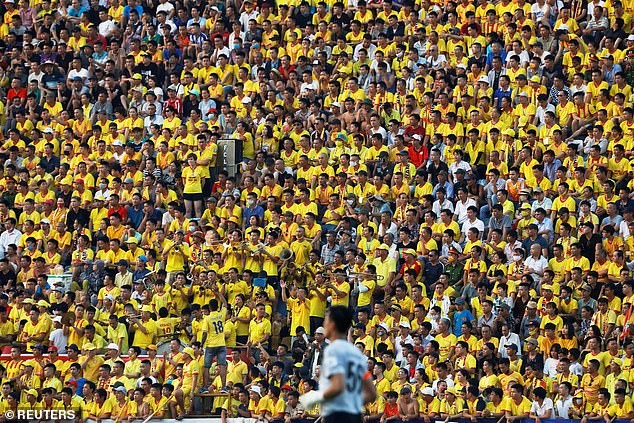 V-League tái xuất với hàng vạn khán giả, truyền thông thế giới ngỡ ngàng Hình ảnh sân Thiên Trường đầy ắp khán giả trong phóng sự của Reuters.