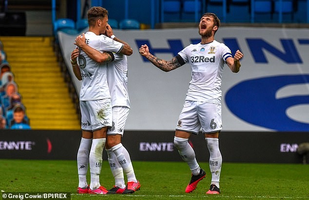 Leeds United trở lại Ngoại hạng Anh sau 16 năm vắng bóng Leeds United chính thức trở lại Ngoại hạng Anh.